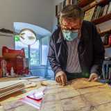 Ad occuparsi della catalogazione del materiale � lo storico e archivista Antonio Fanizzi, che raggiungiamo in una stanza adiacente al Castello